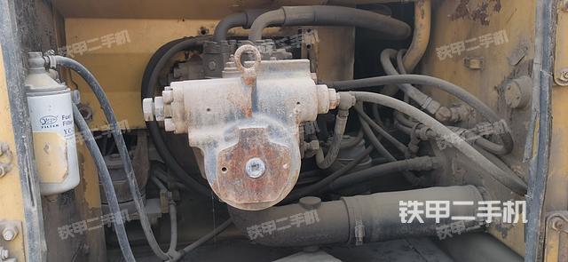 液压泵舱室正面整体（整机外观）