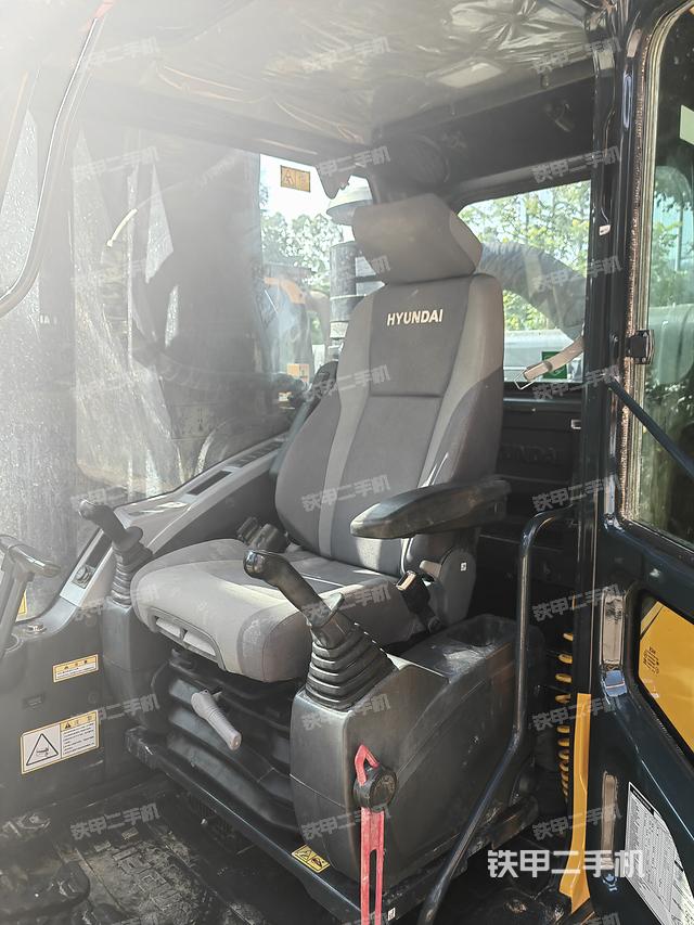 驾驶室顶部（整机外观）