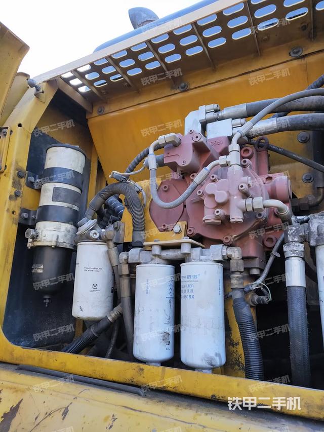 液压泵舱室正面整体（整机外观）