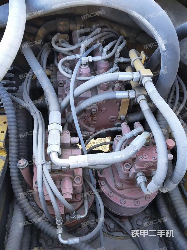 回转马达和主控阀（整机外观）