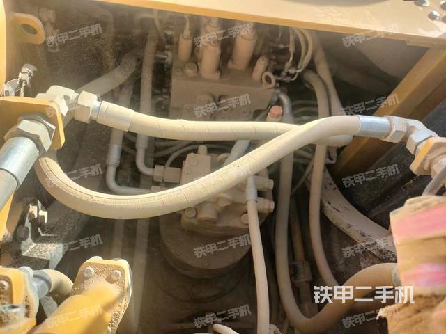 回转马达和主控阀（整机外观）