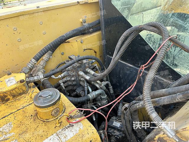 回转马达和主控阀（整机外观）