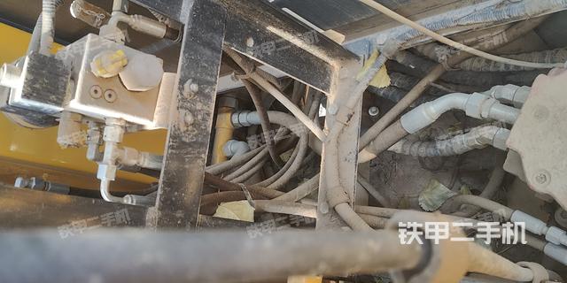 液压泵舱室正面整体（整机外观）