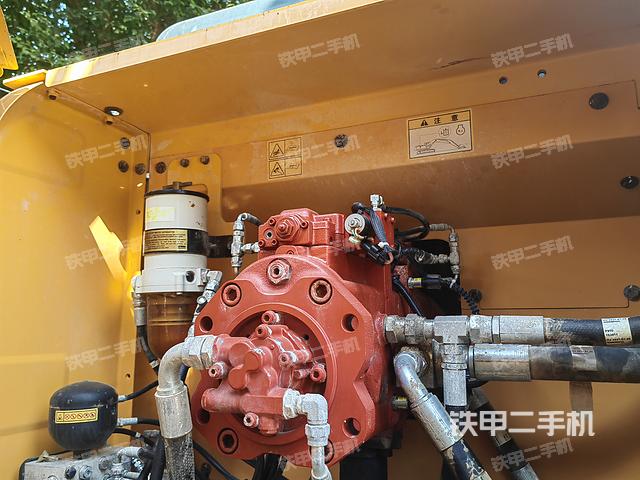 液压泵舱室正面整体（整机外观）