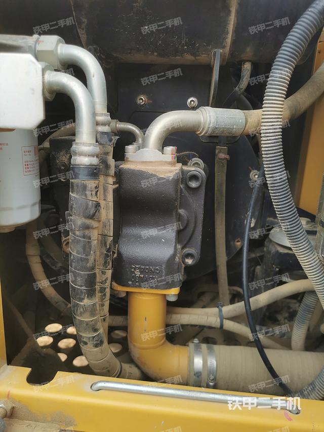 液压泵舱室正面整体（整机外观）