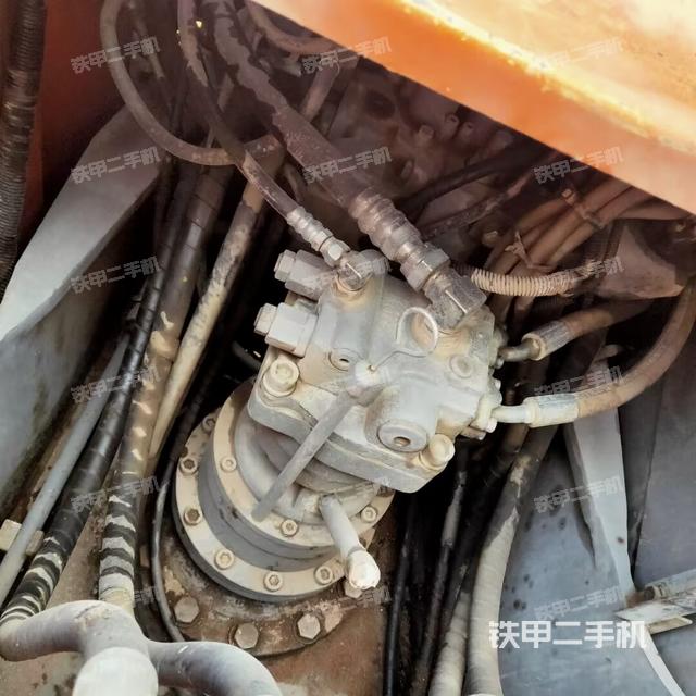 回转马达和主控阀（整机外观）