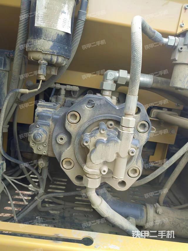 液压泵舱室正面整体（整机外观）