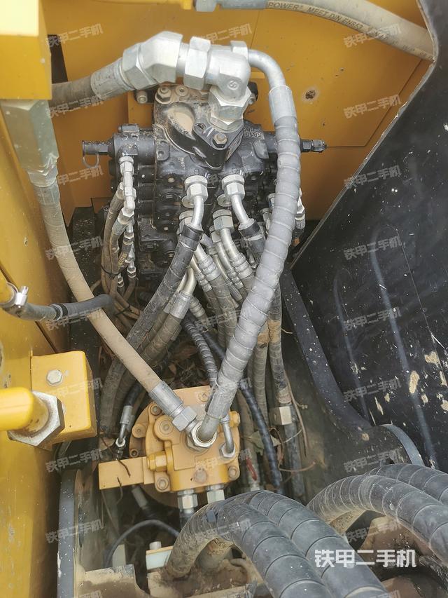 回转马达和主控阀（整机外观）