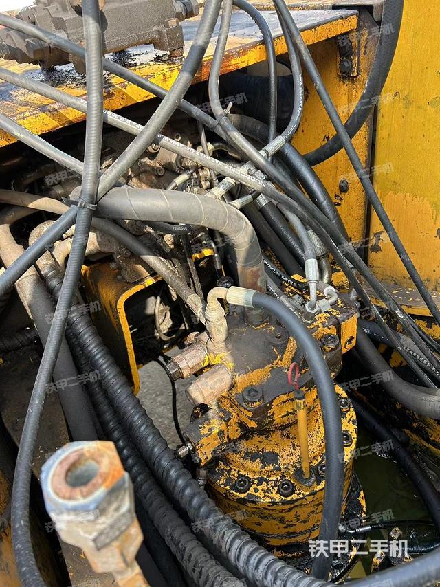 回转马达和主控阀（整机外观）