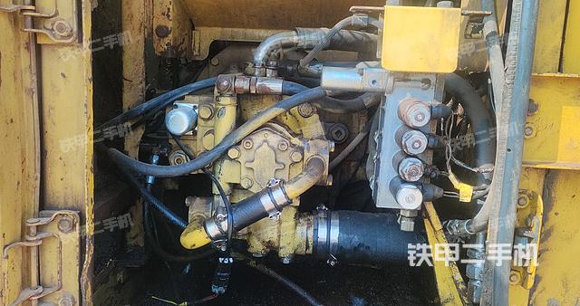 液压泵舱室正面整体（整机外观）