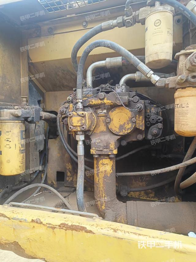 液压泵舱室正面整体（整机外观）