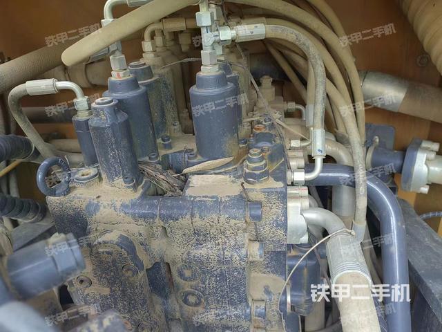 回转马达和主控阀（整机外观）