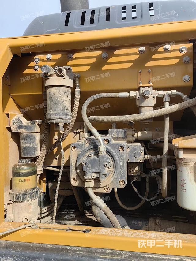 液压泵舱室正面整体（整机外观）