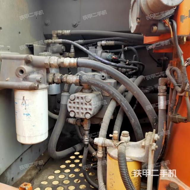 液压泵舱室正面整体（整机外观）