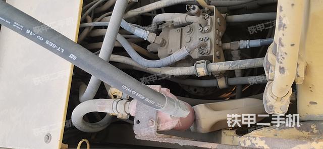 回转马达和主控阀（整机外观）