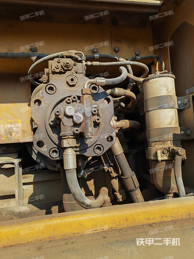 液压泵舱室正面整体（整机外观）