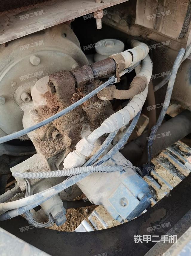 液压泵舱室正面整体（整机外观）