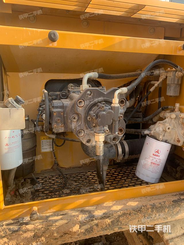 液压泵舱室正面整体（整机外观）