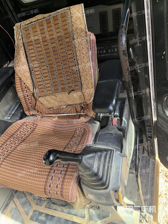 驾驶室整体(整机外观) 驾驶室整体(整机外观)