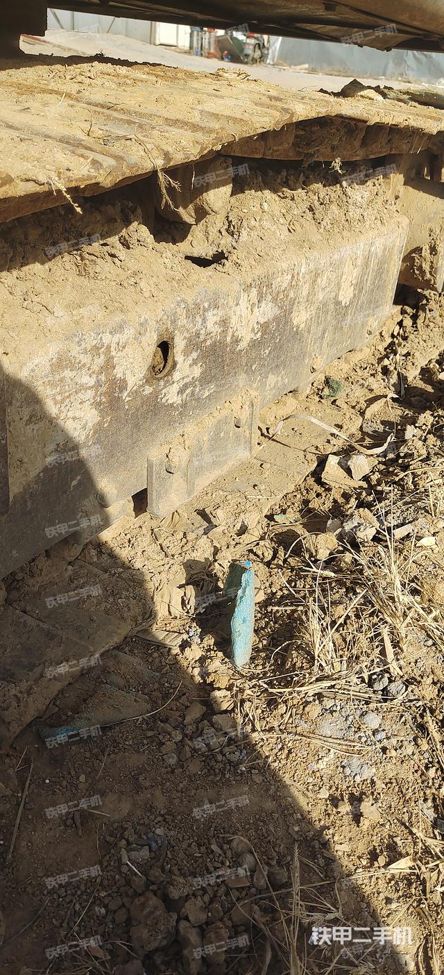 单侧履带整体(整机外观) 单侧履带整体(整机外观)