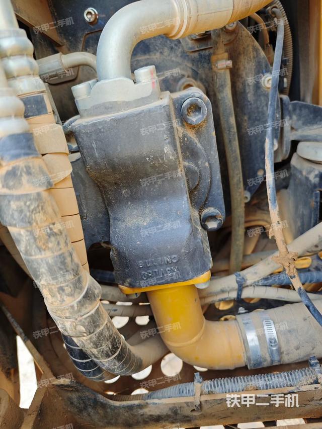 液压泵舱室正面整体（整机外观）