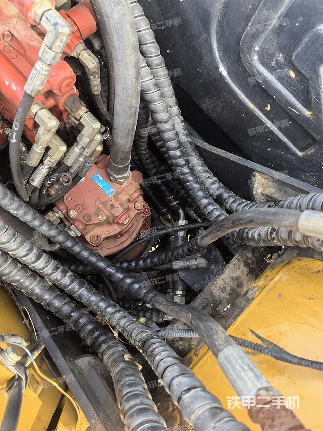 回转马达和主控阀(整机外观) 回转马达和主控阀(整机外观)