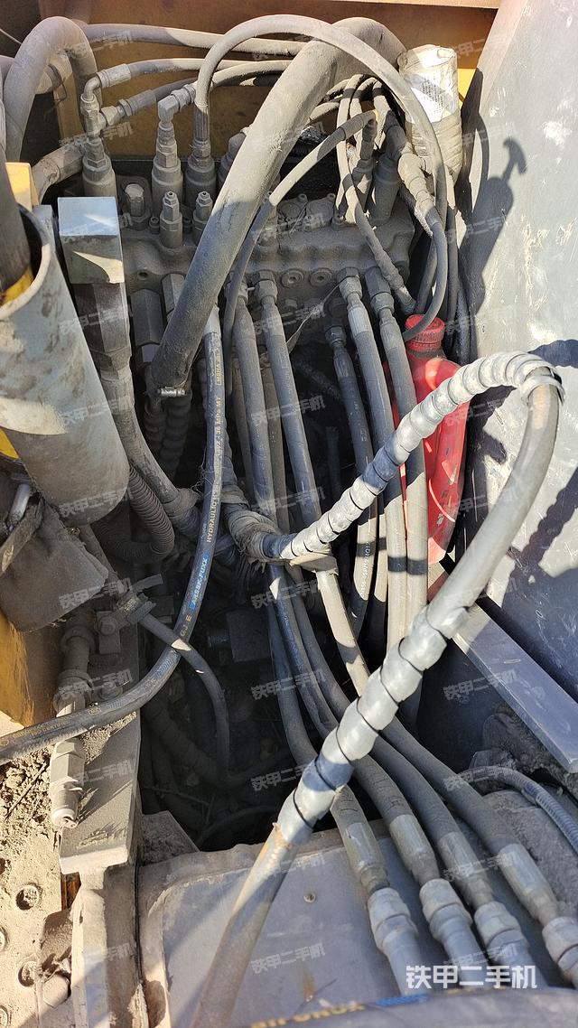 回转马达和主控阀(整机外观) 回转马达和主控阀(整机外观)