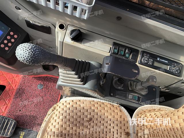 驾驶室整体(整机外观) 驾驶室整体(整机外观)