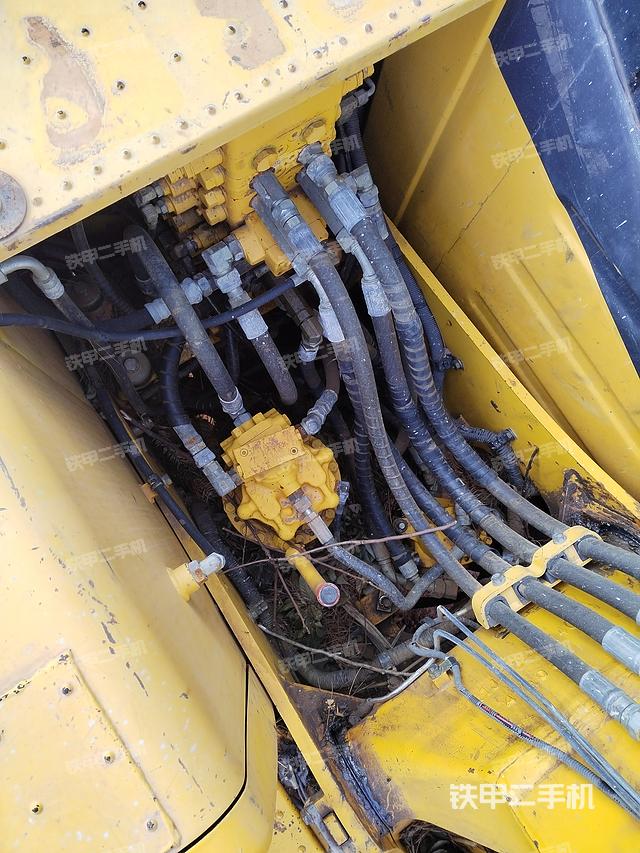 回转马达和主控阀（整机外观）