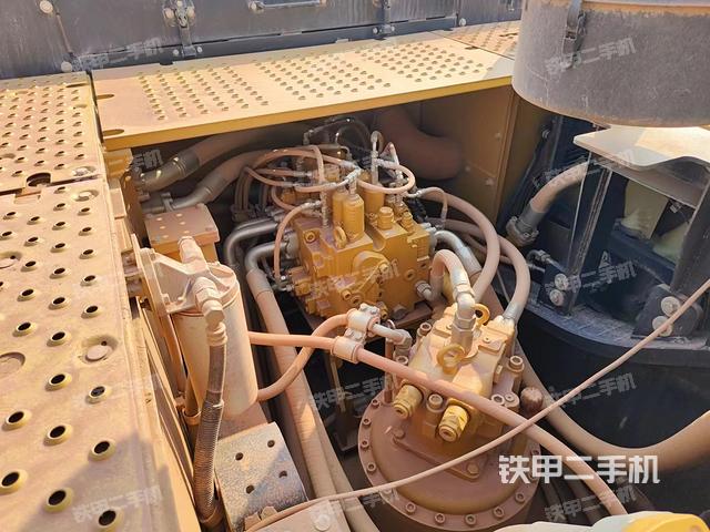 回转马达和主控阀（整机外观）