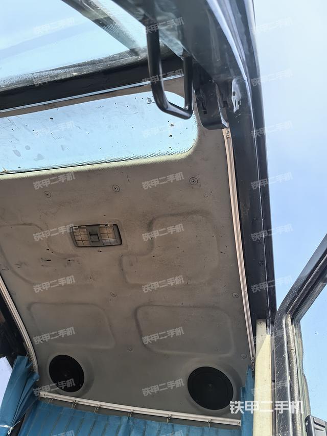 驾驶室顶部(整机外观) 驾驶室顶部(整机外观)