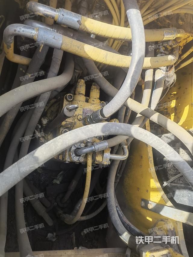 回转马达和主控阀（整机外观）