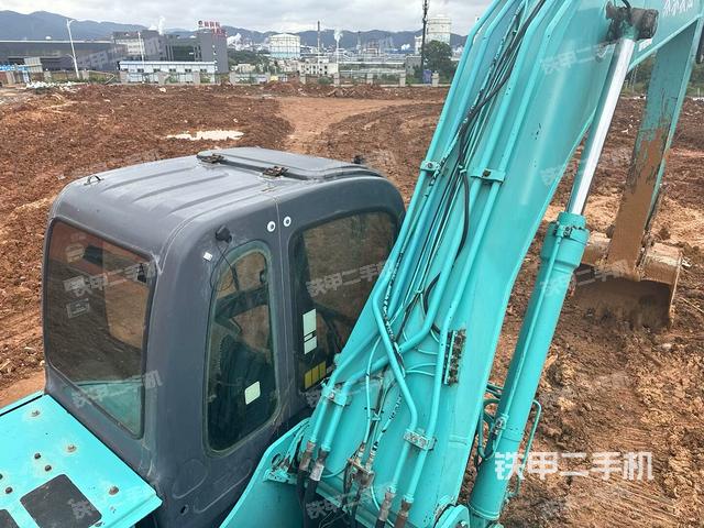 驾驶室顶部（整机外观）