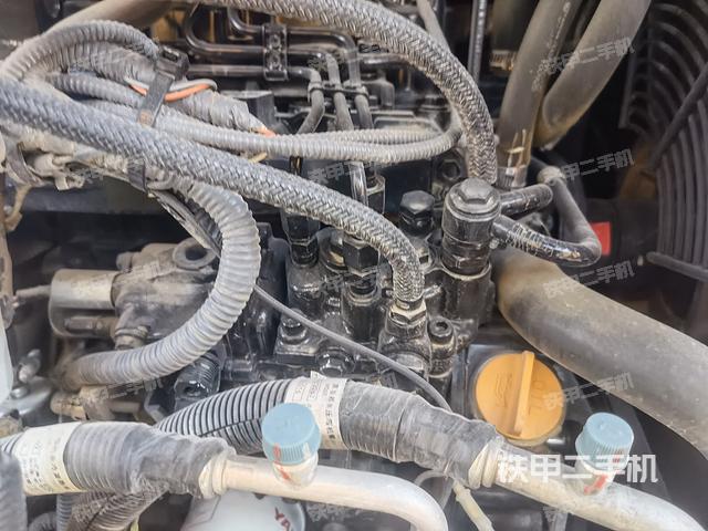 液压泵舱室正面整体（整机外观）