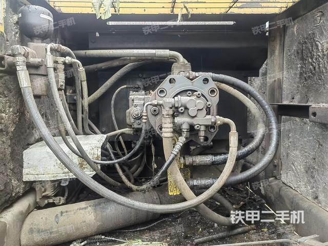 液压泵舱室正面整体（整机外观）