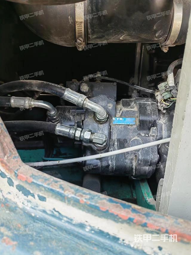 液压泵舱室正面整体（整机外观）