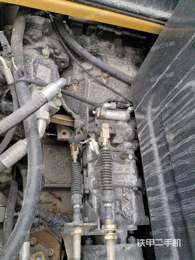 液压泵舱室正面整体（整机外观）