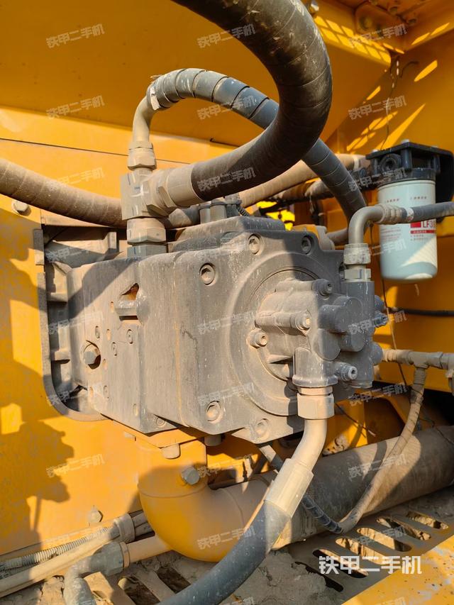 液压泵舱室正面整体（整机外观）