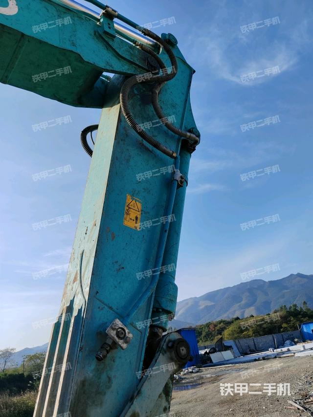 大臂油缸整体 竖拍(工作和回转装置) 大臂油缸整体 竖拍(工作和回转装置)