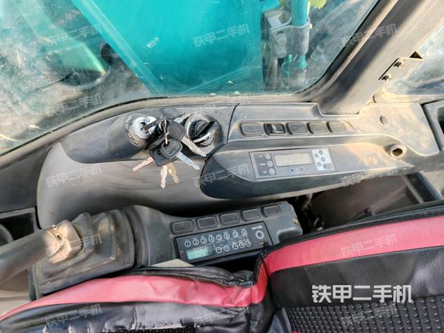 座椅右侧控制台/钥匙门/油门/含右手柄(驾驶室部分) 座椅右侧控制台/钥匙门/油门/含右手柄(驾驶室部分)