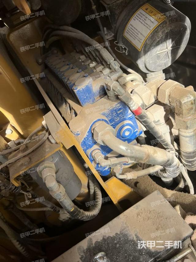 回转马达和主控阀（整机外观）