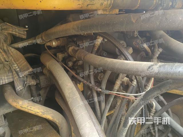 回转马达和主控阀（整机外观）