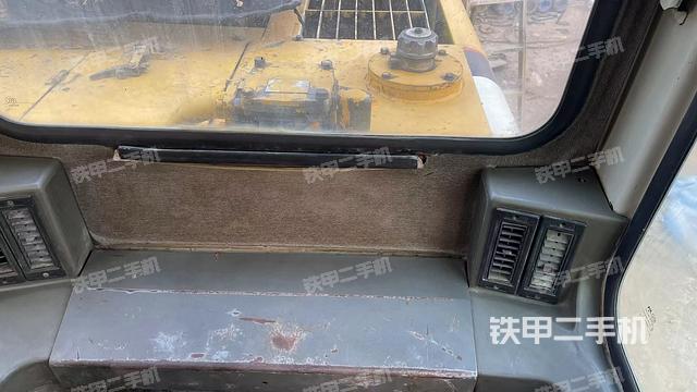 驾驶室顶部(整机外观) 驾驶室顶部(整机外观)