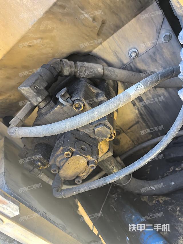 液压泵舱室正面整体(整机外观) 液压泵舱室正面整体(整机外观)