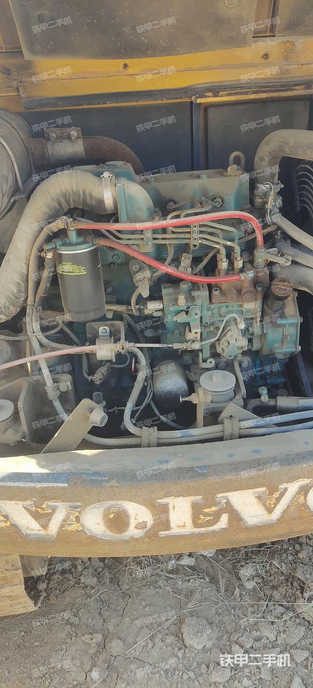 回转马达和主控阀(整机外观) 回转马达和主控阀(整机外观)