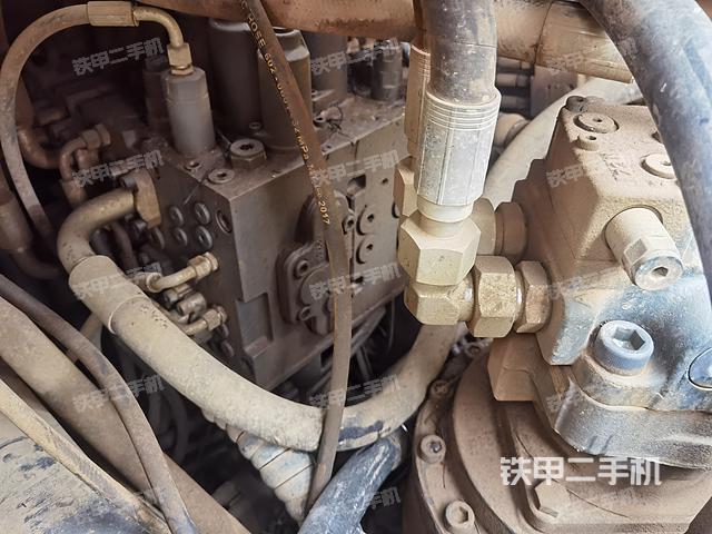 回转马达和主控阀（整机外观）