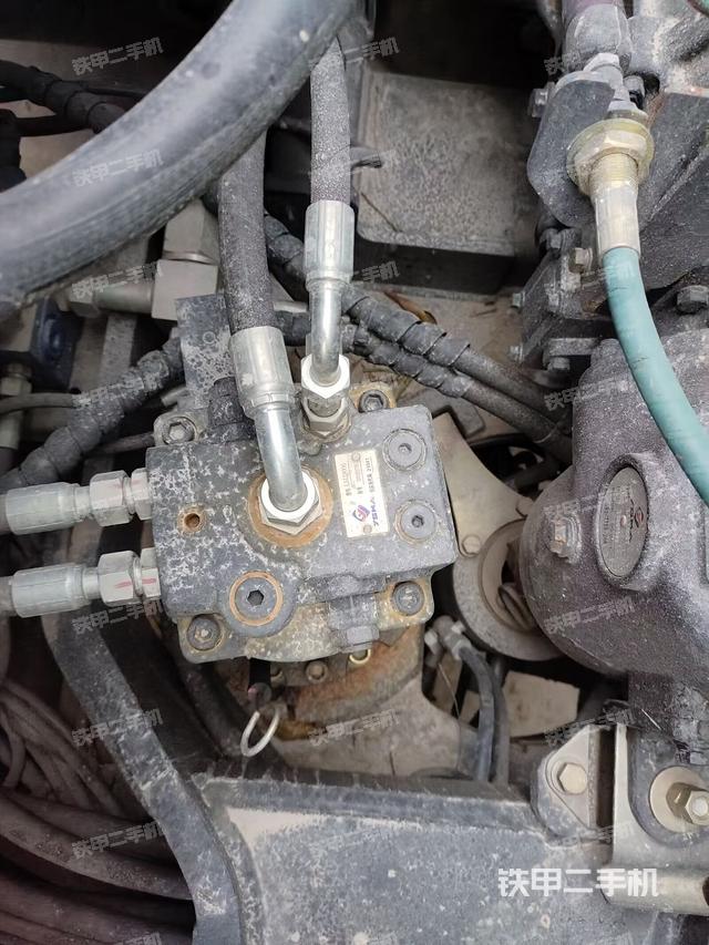 回转马达和主控阀（整机外观）