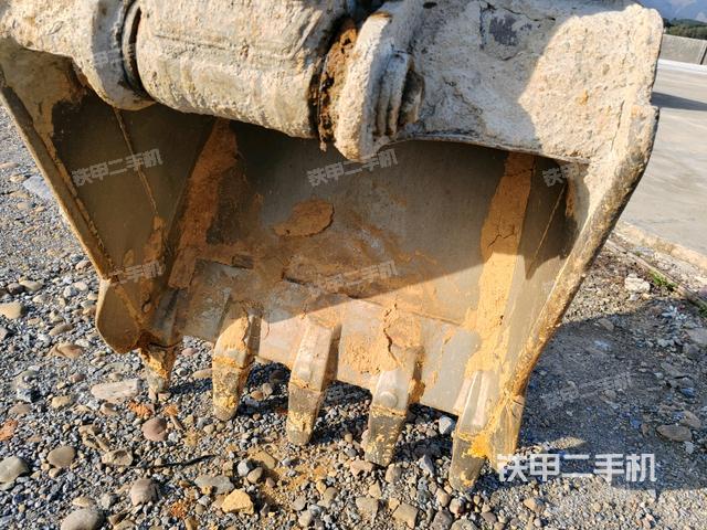 铲斗右后整体(工作和回转装置) 铲斗右后整体(工作和回转装置)