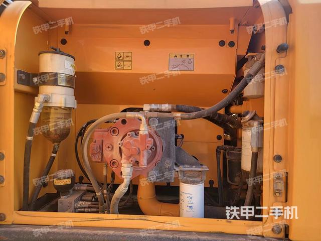 液压泵舱室正面整体（整机外观）