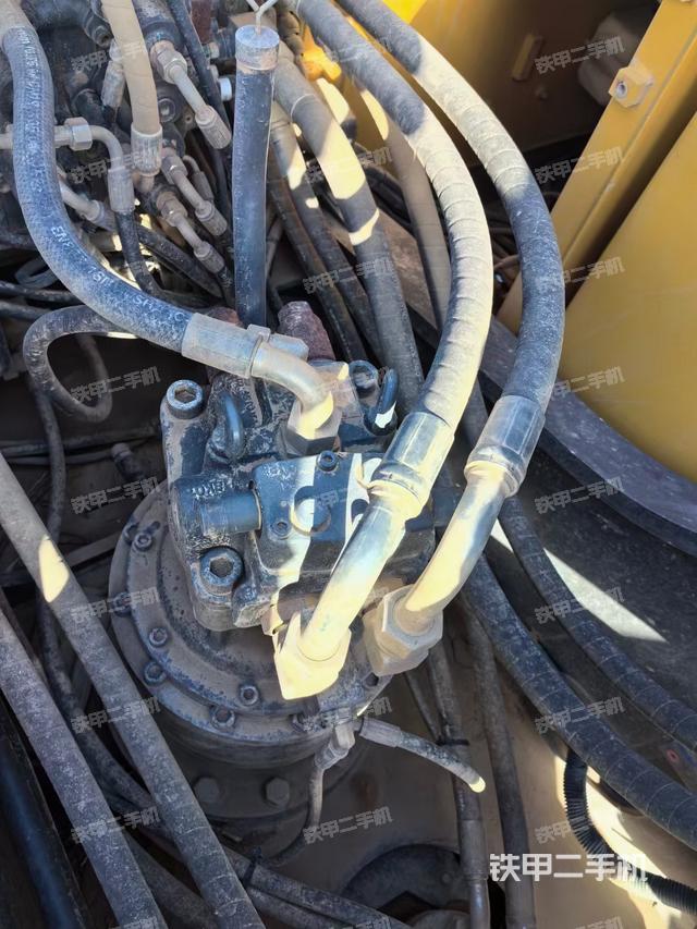 回转马达和主控阀（整机外观）